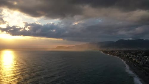 Voló hacia una hermosa puesta de sol