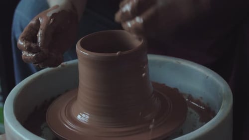 Potter fabrique une cruche d'argile