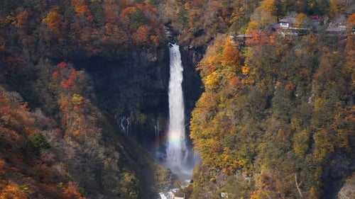 Wasserfall im Wald Herbst