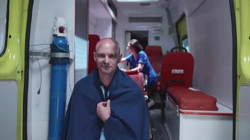 Sick Man in Blanket Sit and Smile, en arrière-plan infirmière