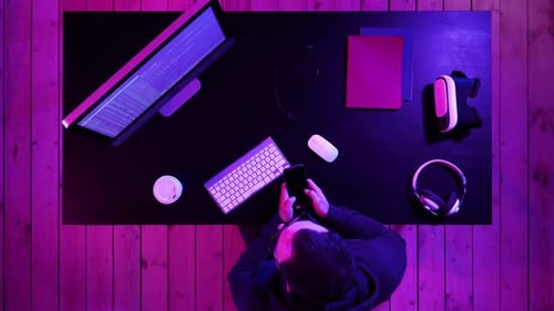 Hacker utilisant un smartphone mobile et volant des informations personnelles via des données afin d'arnaquer