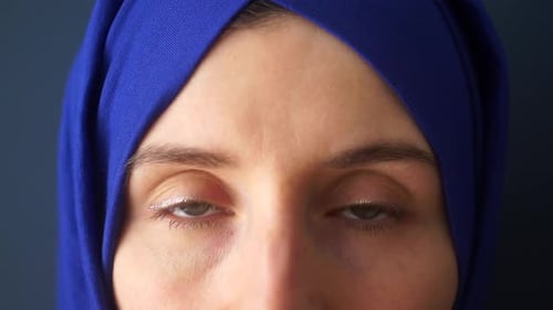 Porträt einer muslimischen Frau auf dunklem Hintergrund in Nahaufnahme