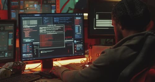 Junger Hacker programmiert auf seinem Computer