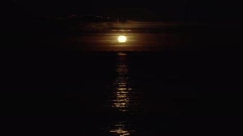 Das Licht der Mondscheibe spiegelt sich auf dem Wasser wider und bildet den Weg im Meer