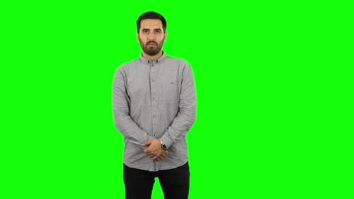Brünetter Typ, der gerade und lächelt. Greenscreen