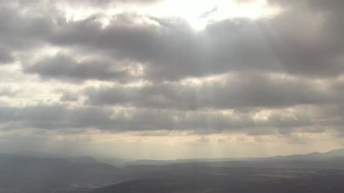 Dramatisch Himmel mit Sonnenstrahlen durch die Wolken 4K-Drohnenvideo