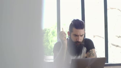 Hombre usando computadora portátil
