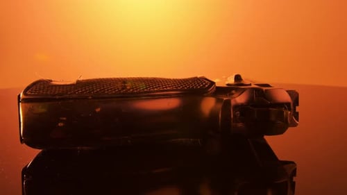 Waffenkontrolle. Studioaufnahme einer 9-mm-Pistole, die sich auf einer reflektierenden Oberfläche dreht