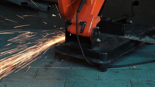 Professioneller Mechaniker schneidet Stahlmetall