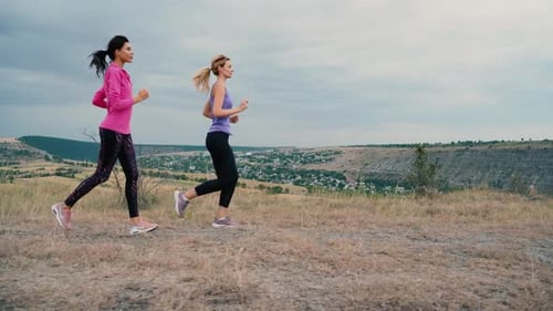 Zwei Athletinnen Lauftraining, Sprinttraining, Intensive Cardio-Ausdauer