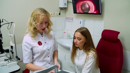 Arzt überprüft Patienten in der Augenklinik. Optiker führt Sehtests für Patienten im Krankenhaus
durch
