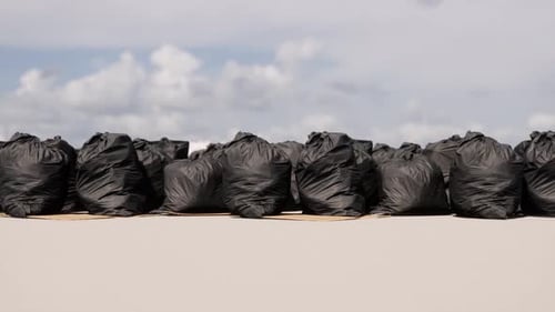 Bolsa de basura de plástico llena de basura