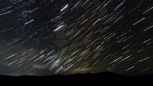 Star Trails im Nachthimmel