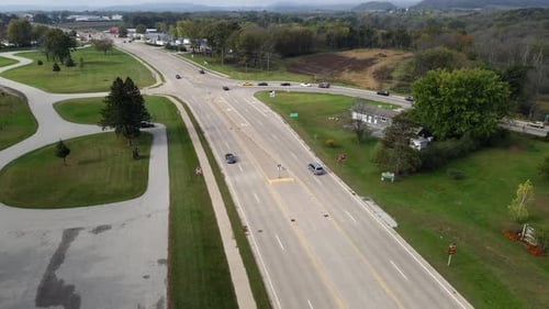 Landstraße im Westen von Wisconsin. Großer Rastplatz sowie Wald und Berge vorhanden.