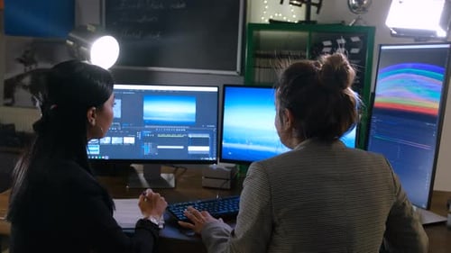 Video-Editoren bei der Arbeit im Bearbeitungsraum