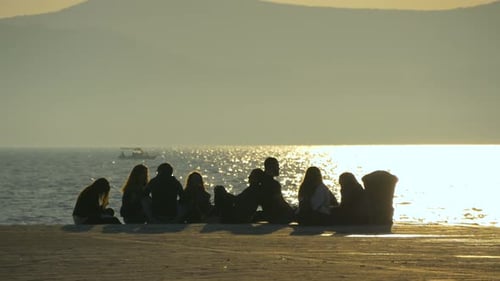 Pessoas sentadas em um cais