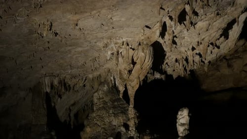 Anciennes formations rupestres de stalactites et de stalagmites 3840X2160 Images UltraHD - Deep inside undergr