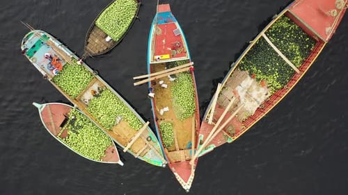 Vue aérienne de personnes travaillant sur des bateaux Commercial, Buriganga, Dhaka, Bangladesh.