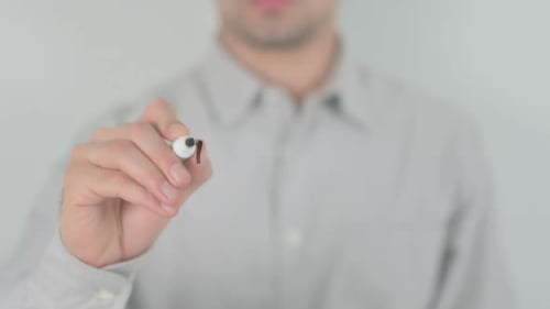 Eventmanager schreibt auf transparentem Bildschirm