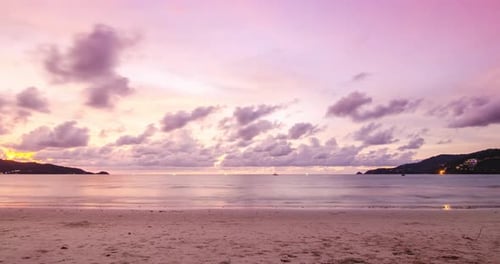 4K Zeitraffer des Sonnenuntergangs am tropischen Meer, Strandlandschaft, Licht der Natur, Wolkenlandschaft, Himmel und Wolken, mo