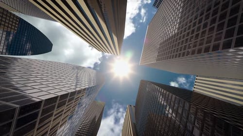 Bürogebäude und Wolkenkratzer im Geschäftsviertel im Zeitraffer der Skyline