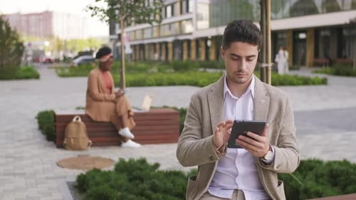 Geschäftsmann nutzt Tablet draußen