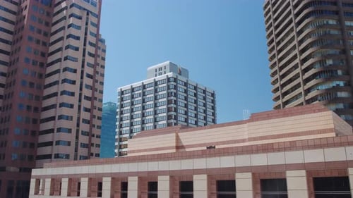 Südafrikas Stadtbild und blauer Himmel im Hintergrund