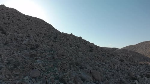 Chariot aérien vers le haut d'une colline rocheuse