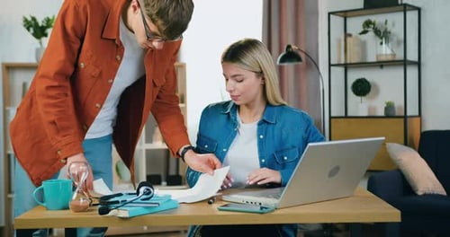 Deux programmeurs travaillant ensemble sur un projet de démarrage conjoint et analysant les détails