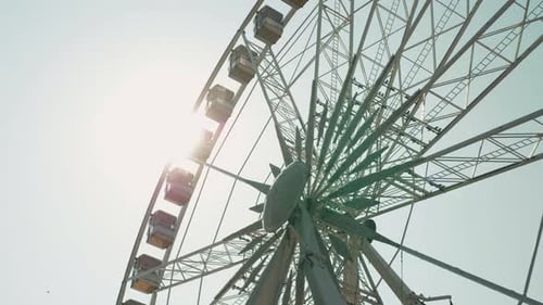 Riesenrad auf Himmelshintergrund