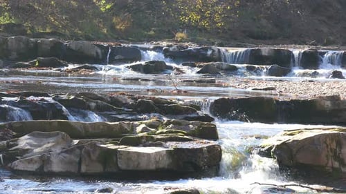 Petites cascades rocheuses