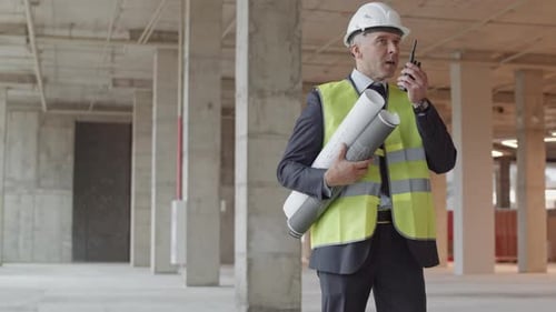 Bauleiter nutzt Walkie-Talkie