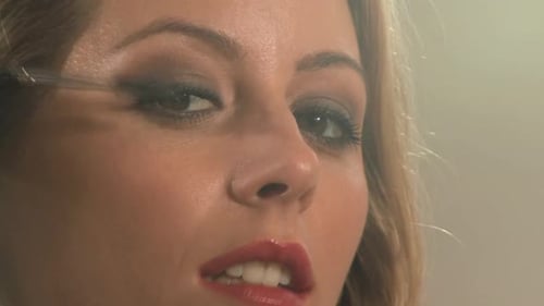 ZO MCU EINER JUNGEN FRAU BEIM AUFTRAGEN VON MASCARA