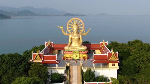 Monument emblématique de la Thaïlande. Vue aérienne du grand temple doré de Bouddha