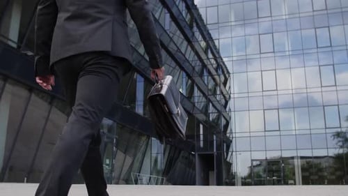 Eleganter Mann mit Koffer