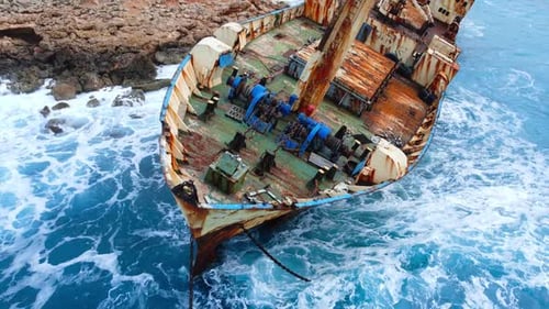 Schiffbruch Altes Wrack Versunkenes Schiff im Meer Umweltkatastrophenkonzept