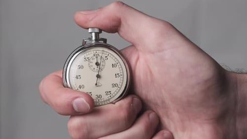 Chronomètre dans la main masculine compte à rebours des secondes