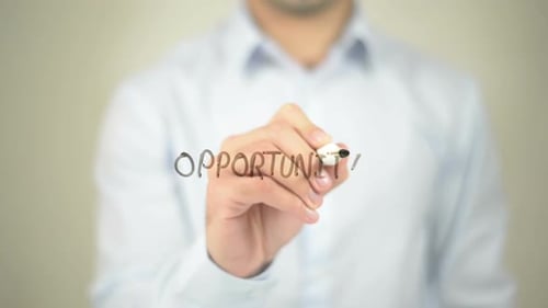 Opportunité, homme d'affaires écrivant sur écran transparent