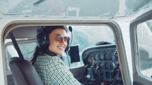 Retrato de uma jovem garota atraente em um avião no leme.