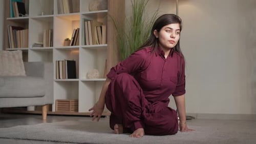 Casa Yoga Estilo de vida saludable Mujer Ejercicio de estiramiento