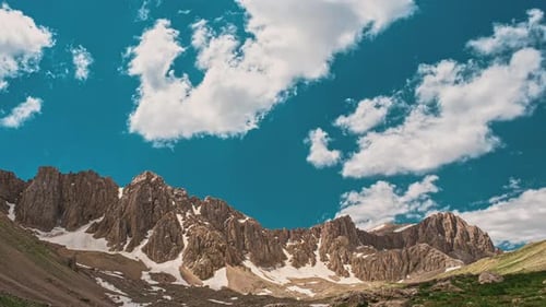Berge bei bewölktem Wetter, Zeitraffer