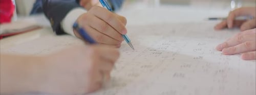 Architekten untersuchen einen Bauplan
