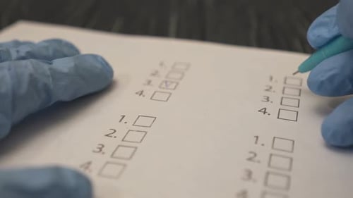 Un hombre con guantes protectores llena una hoja de verificación. Concepto de elecciones políticas