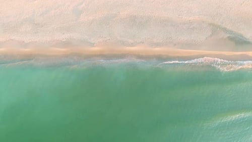 Tropischer Strand Luftaufnahme, Ansicht von oben auf Wellen brechen am tropischen weißen Sandstrand