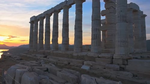 Ruines du temple de Poséidon sur le cap Sounio au coucher du soleil, Grèce