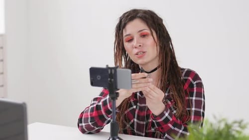 Concepto de blogs y transmisiones de vídeo. Joven bloguera grabando Vídeo o transmitiendo en vivo
