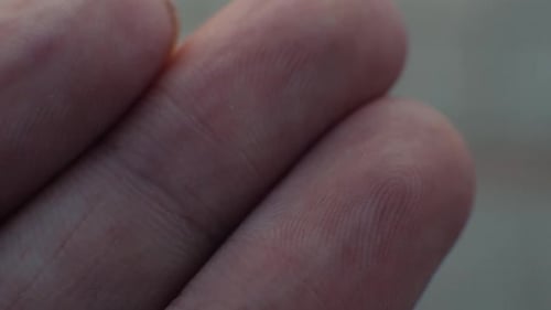 Makroansicht eines Fingerabdrucks auf einem menschlichen Daumen über einem extremen Makro