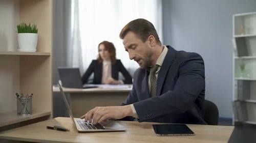 Mitarbeiter des Unternehmens tippen auf Laptop, Suche nach Informationen auf dem Tablet, Analyse