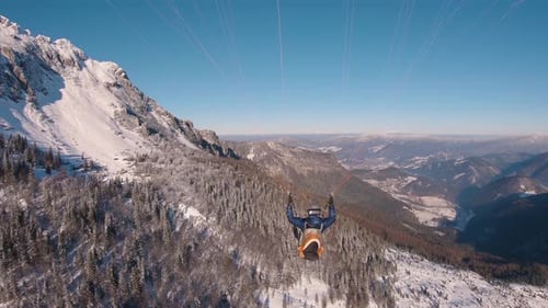 Gleitschirmfliegen in den alpinen Winterbergen, Schönheit, Freiheit des freien Fluges, Adrenalin-Abenteuer