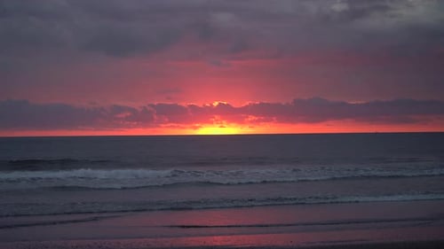 Atemberaubende Landschaft mit Sonnenaufgang an der Küste